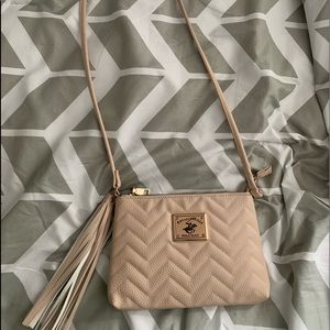 I am selling a purse that’s really simple & cute!